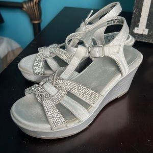 White and silver wedges